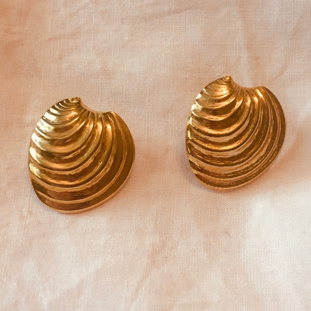 VTG Gold tone Shell shaped textured Earrings